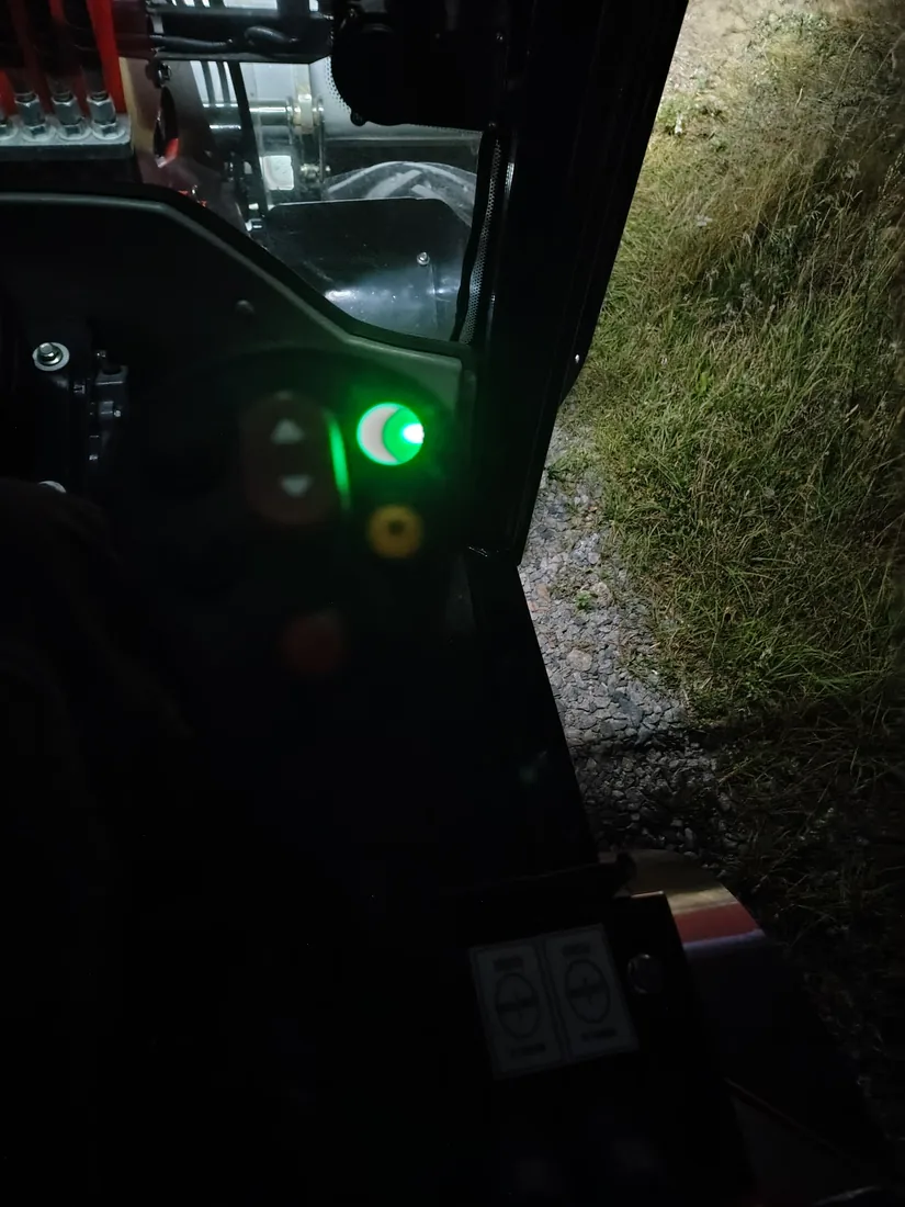 Joysticken i mörker med den gröna indikeringslampan tänd
