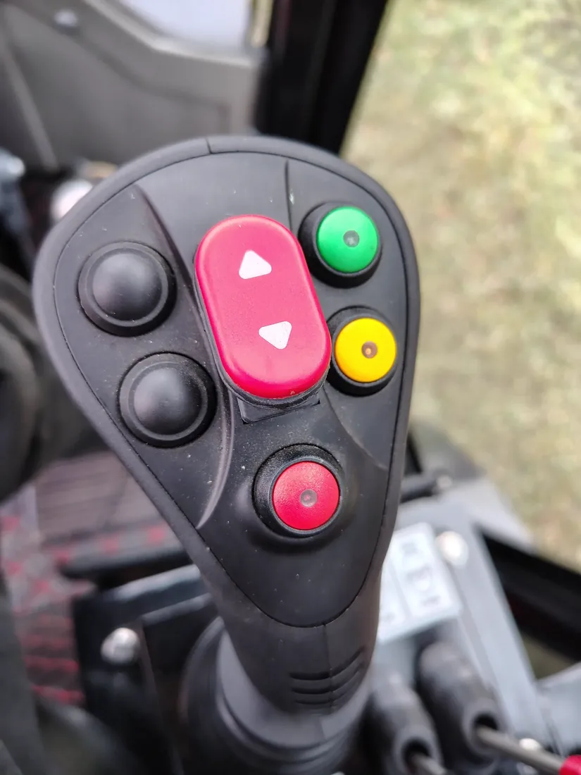 Joysticken med knappar för hög/låg hastighet, bromsneutral och diffspärr
