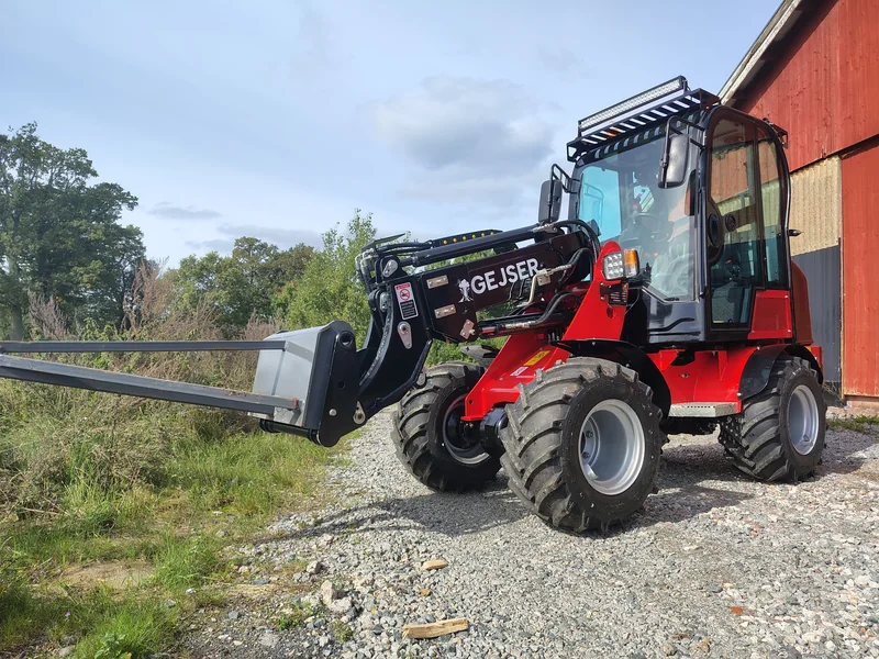 Gejser TL12 med pallgafflar sedd snett framifrån