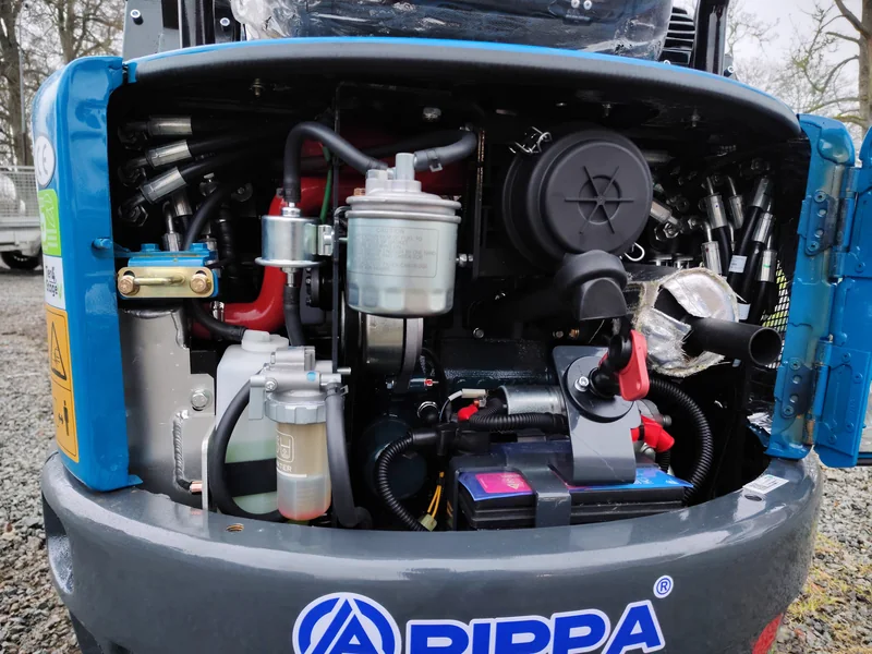 Kubota-motorn i Rippa R10 med motorhuven öppen