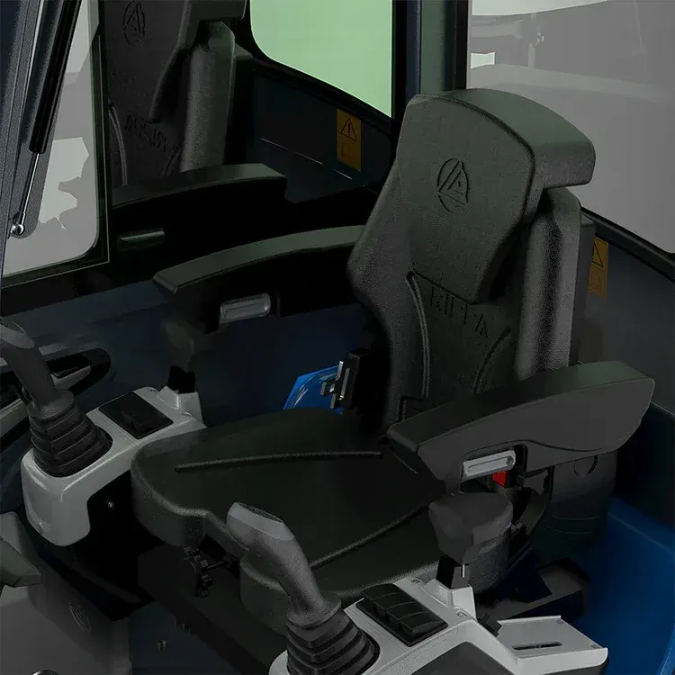 Förarstol och joysticks i Rippa R22:s hytt