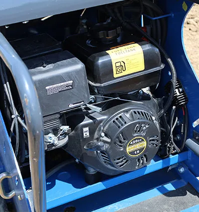 Bensinmotor med dragstart i Rippa RS03:s motorrum