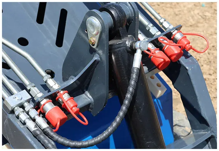 Hydraulanslutningar med röda skydd vid redskapsfästet på Rippa RS03