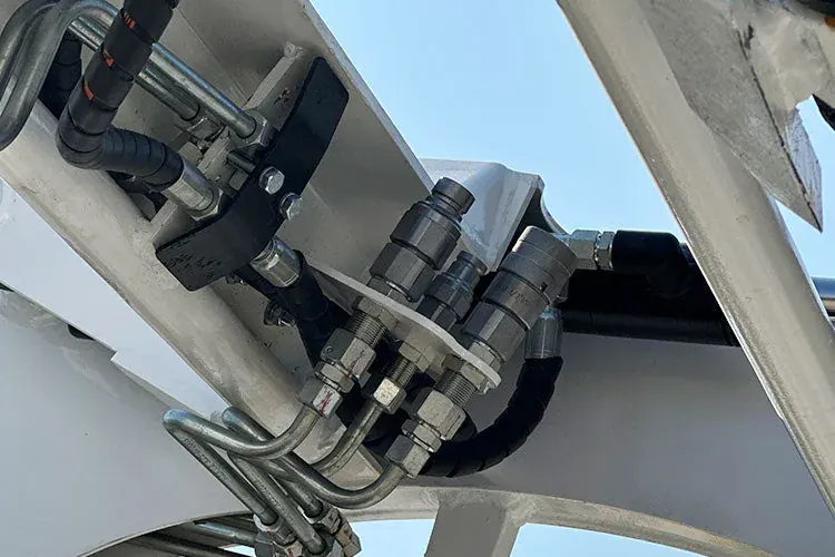 Hydraulanslutningar på tillverkarens detaljbild för Rippa RS07