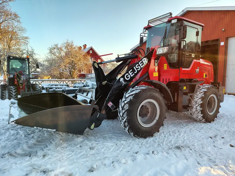 Gejser L20 med hytt och planerskopa på en snötäckt gårdsplan