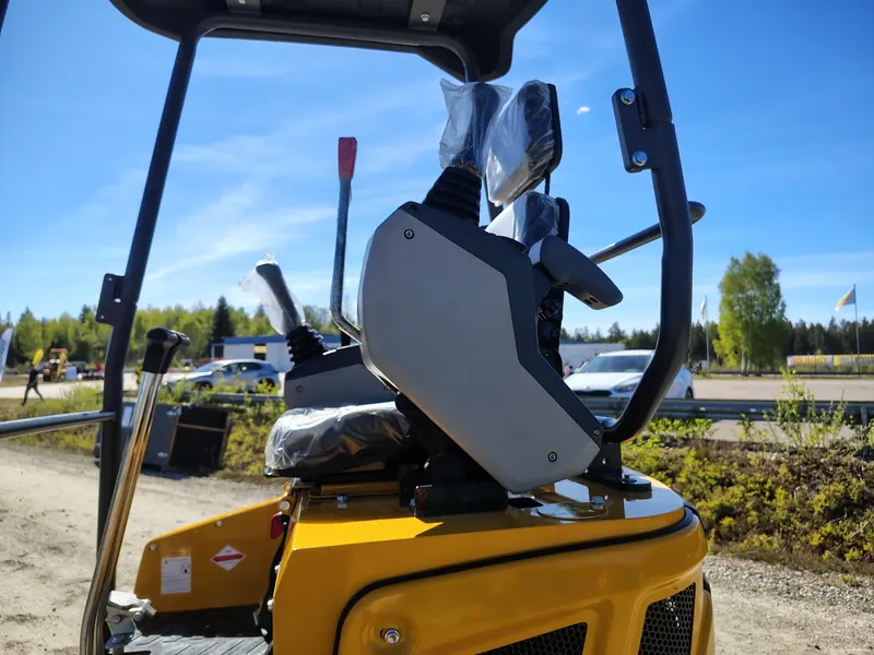 Joysticks och öppen förarplats på Huayee HY16