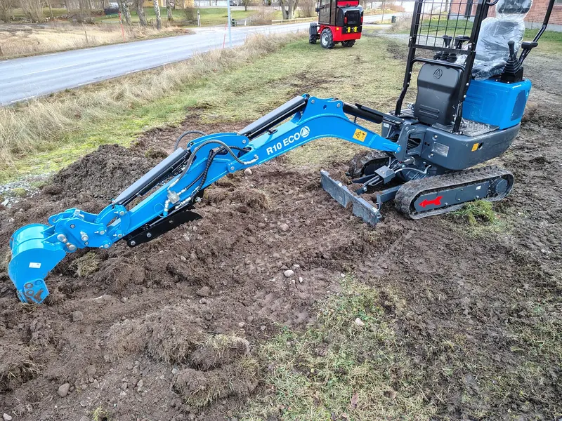 Rippa R10 minigrävare med skopan nere i jorden