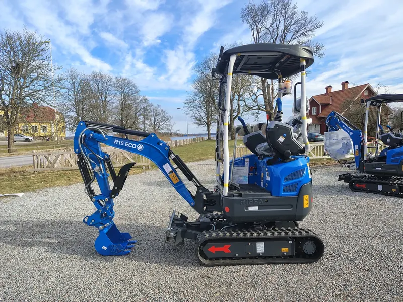 Rippa R15 minigrävare med skyddstak och skopa