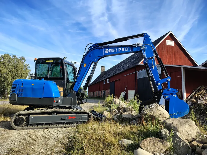 Rippa R57 Pro minigrävare vid markarbete på gård
