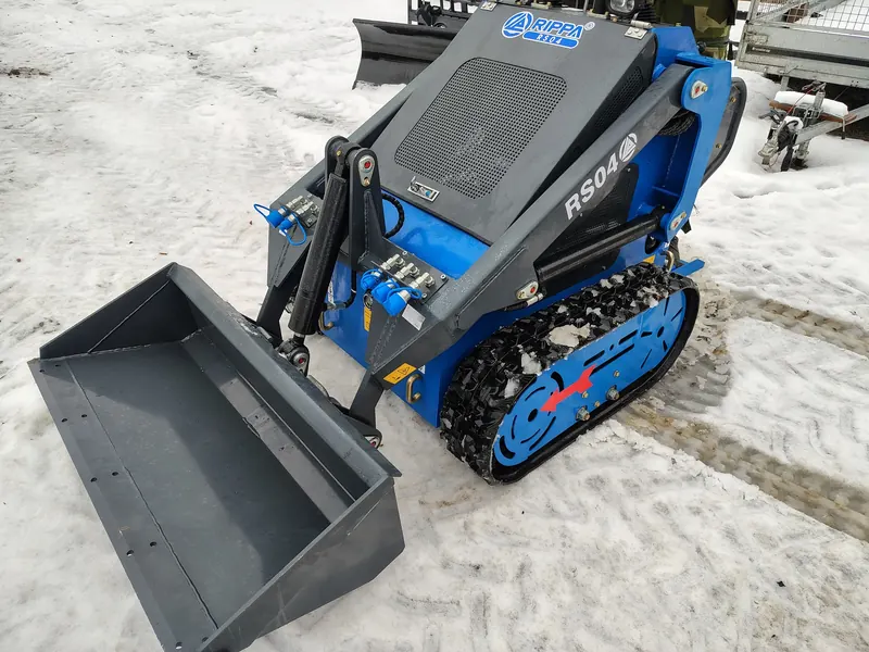 Rippa RS04 kompaktlastare med skopa och larvband i snö