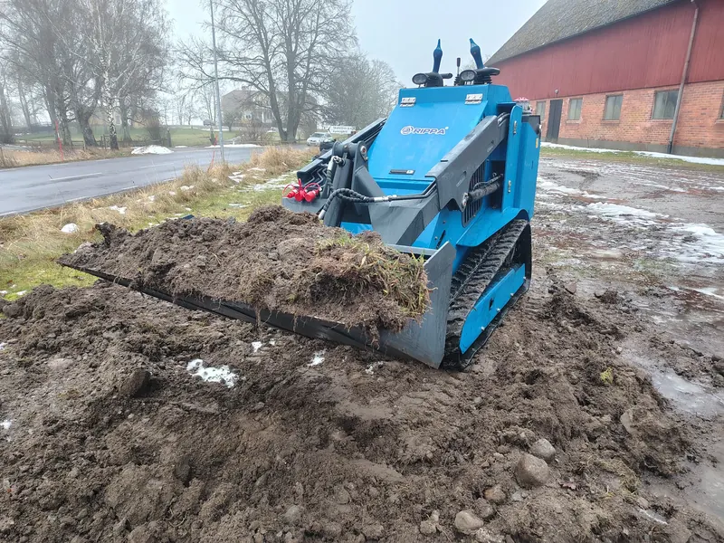 Rippa RS06 med jord i skopan