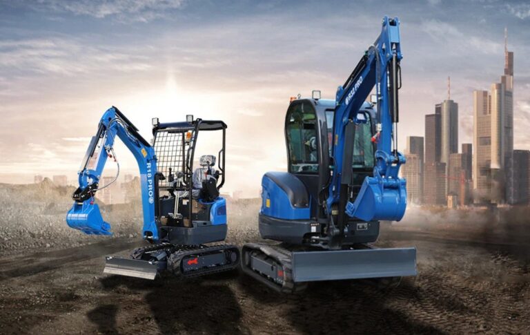 Två rippa minigrävare jämte varandra