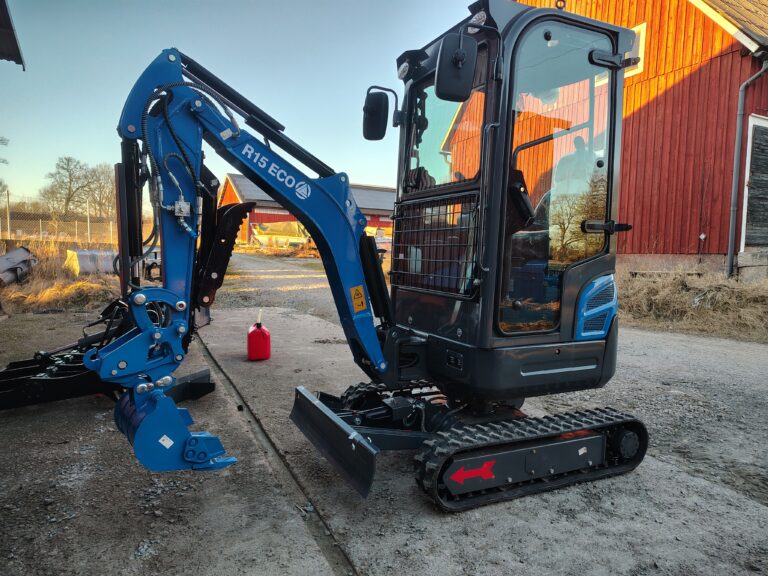 Blå minigrävare på 1500 kg med hytt, larvband och grävskopa.