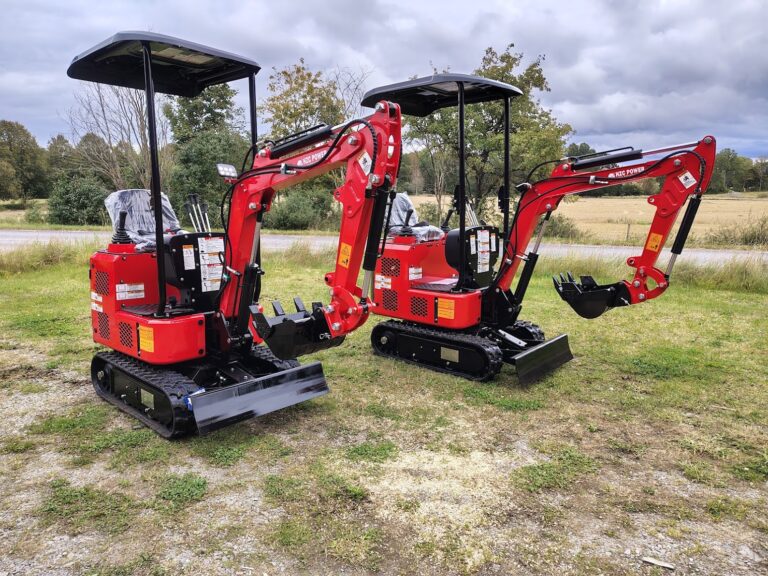 Två röda minigrävare på 1 ton med larvband och skopa för gräv- och markarbete.